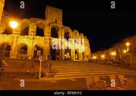 Amphithéâtre romain ( les arènes) au crépuscule. Arles. Bouches du Rhône. Provence. France Banque D'Images