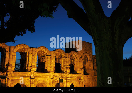 Amphithéâtre romain ( les arènes) au crépuscule. Arles. Bouches du Rhône. Provence. France Banque D'Images