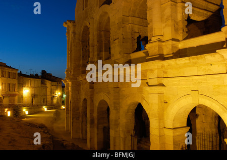 Amphithéâtre romain ( les arènes) au crépuscule. Arles. Bouches du Rhône. Provence. France Banque D'Images