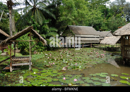 Iranun Traditional Thatched House, Longhouse & Boathouse from SW Sabah, State Museum Botanical Gardens, Kota Kinabalu Sabah Malaisie Bornéo Banque D'Images