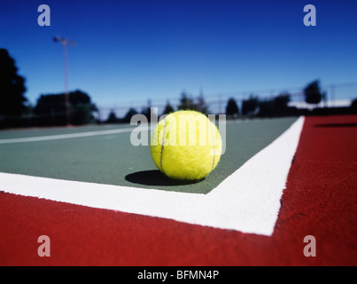 Balle de tennis sur le court de tennis, Close up, Iowa, États-Unis Banque D'Images