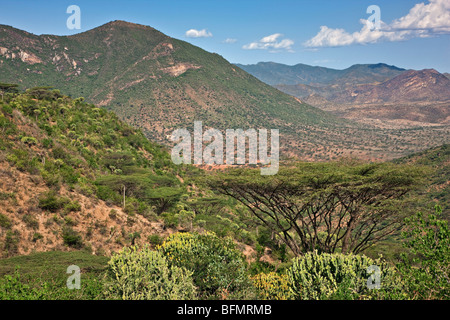 Une vue sur les montagnes dans la région semi-aride du pays de bush les contreforts du Mont Nyiru en Amérique du Samburuland. Banque D'Images