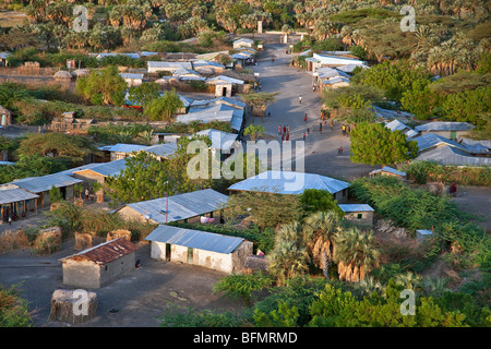 Une vue aérienne de la petite ville d'Loiengalani qui est situé à côté de sources thermales situées près de la rive orientale du lac Turkana. Banque D'Images