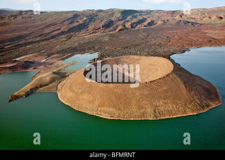 Cratère Nabuyatom jaillit en eaux de jade à l'extrémité sud du lac Turkana. Banque D'Images