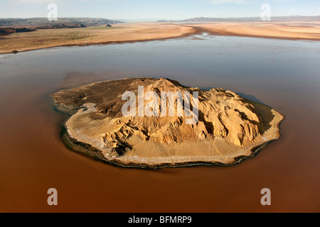 Naperito, connu comme la cathédrale , se trouve au milieu du lac Logipi, un lac alcalin de saison ou de soda à la vallée de la Suguta. Banque D'Images