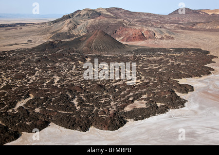 Un volcan éteint avec sa sortie de la pierre de lave dans la Suguta Valley. Le Lac Turkana. Banque D'Images
