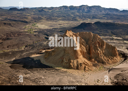 L'effondrement d'un volcan éteint, connu comme Aruba Rock, est entouré par les sorties de roche de lave noire sur le bord de la vallée de la Suguta. Banque D'Images