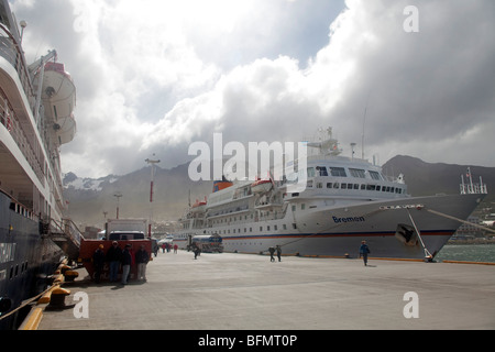 L'Argentine, Ushuaia, Terra del Fuego, pendant la saison des croisières l'alot de l'utilisation de navires de l'expédition Argentinas plus au sud, port. Banque D'Images