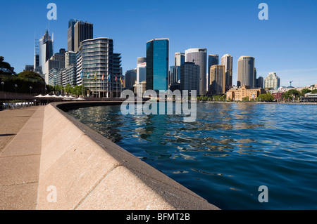 L'Australie, New South Wales, Sydney. Afficher le long de Sydney Cove waterfront vers Circular Quay et les toits de la ville. Banque D'Images