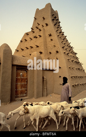 Mali, Tombouctou ou Tombouctou. Les promenades d'un homme passé de la ville le 15 e siècle la mosquée Sankoré construite de briques de terre cuite Banque D'Images