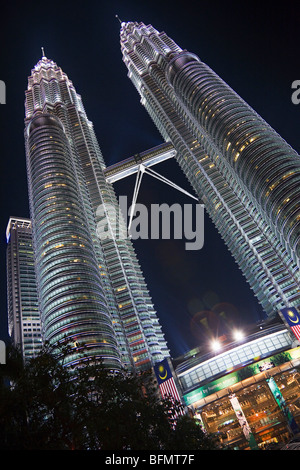 La Malaisie, Kuala Lumpur, Kampong Baharu, la nuit vue du ciel pont reliant les deux tours jumelles Petronas Banque D'Images