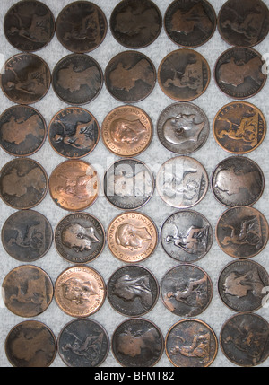 Une collection de pré-Anglais cuivre décimal pennies Banque D'Images