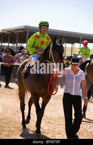 L'Australie, Queensland, Birdsville. Horse and jockey lors de l'Assemblée Birdsville. Banque D'Images