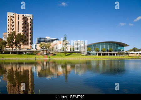 L'Australie, l'Australie du Sud, Adélaïde. L'Adelaide Convention Centre, sur les rives de la rivière Torrens. Banque D'Images