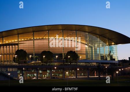 L'Australie, l'Australie du Sud, Adélaïde. L'Adelaide Convention Centre, sur les rives de la rivière Torrens. Banque D'Images