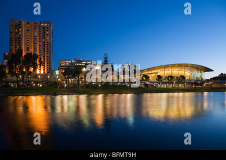 L'Australie, l'Australie du Sud, Adélaïde. L'Adelaide Convention Centre, sur les rives de la rivière Torrens au crépuscule. Banque D'Images