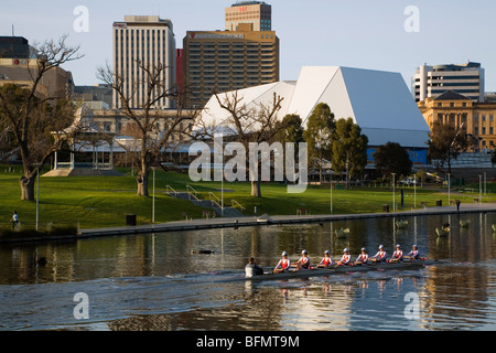 L'Australie, l'Australie du Sud, Adélaïde. Tôt le matin, les rameurs sur la rivière Torrens avec Adelaide Festival Centre à l'arrière-plan. Banque D'Images