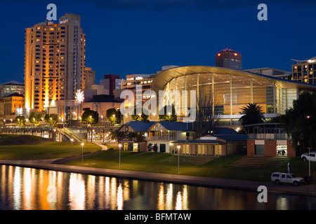 L'Australie, l'Australie du Sud, Adélaïde. L'Adelaide Convention Centre, sur les rives de la rivière Torrens. Banque D'Images