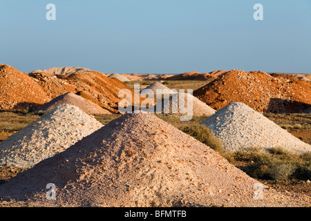 L'Australie, l'Australie du Sud, Coober Pedy. Des tas de terre creusée à partir de l'arbres de nombreuses mines dans le champs d'opale de Coober Pedy. Banque D'Images