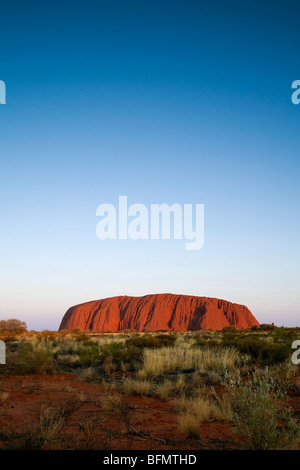 L'Australie, Territoire du Nord, le Parc National d'Uluru-Kata Tjuta. Uluru (Ayers Rock) au coucher du soleil. (PR) Banque D'Images