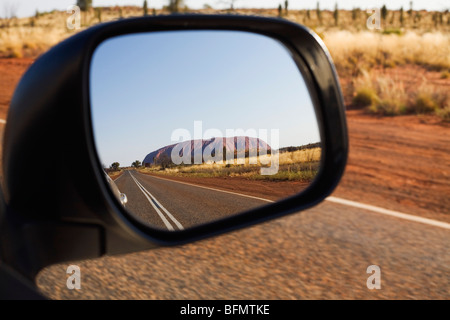 L'Australie, Territoire du Nord, le Parc National d'Uluru-Kata Tjuta. Uluru (Ayers Rock) dans le miroir de vision arrière. (PR) Banque D'Images
