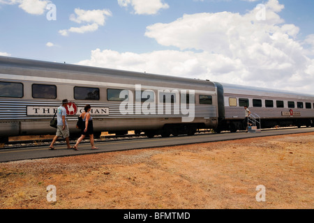 L'Australie, Territoire du Nord, Katherine. Le Ghan d'embarquement, ce qui fait un voyage de 3000 km entre Adélaïde et Darwin. Banque D'Images