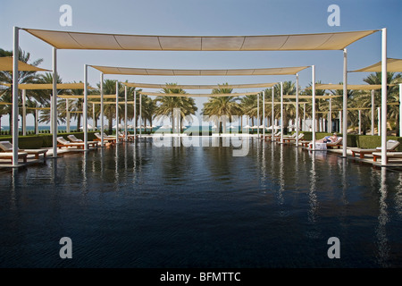 Oman, Muscat, Abidjan Marcory Zone 4, la piscine principale de l'hôtel de luxe 5 étoiles Hôtel Chedi Resort. Banque D'Images