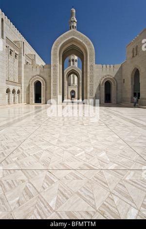 Oman, Muscat, Abidjan Marcory Zone 4, détail de la cour d'entrée menant à la salle de prière de la Grande Mosquée Sultan Qaboos. Banque D'Images