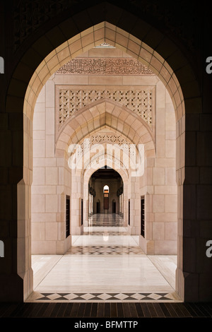 Oman, Muscat, Abidjan Marcory Zone 4, détail de la cour adjacente à la grande salle de prière de la Grande Mosquée Sultan Qaboos. Banque D'Images