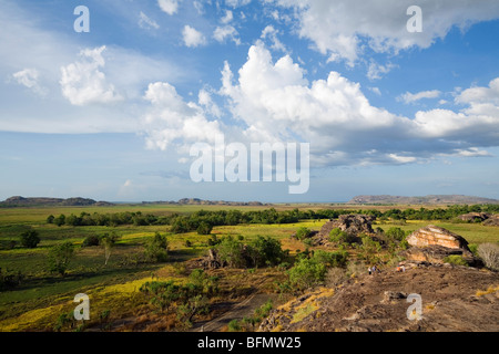 L'Australie, Territoire du Nord, le Parc National de Kakadu. Vue sur la plaine de l'Aboriginal Nadab site d'Ubirr. (PR) Banque D'Images