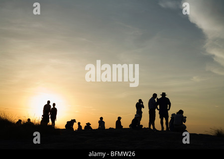 L'Australie, Territoire du Nord, le Parc National de Kakadu. Les visiteurs admirer le coucher de soleil depuis l'Nadab lookout à Ubirr.(PR) Banque D'Images