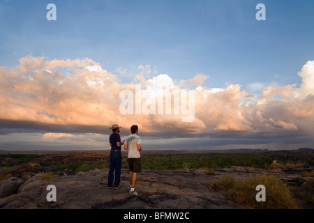 L'Australie, Territoire du Nord, le Parc National de Kakadu.Les touristes de l'Nadab lookout à Ubirr. (PR) Banque D'Images