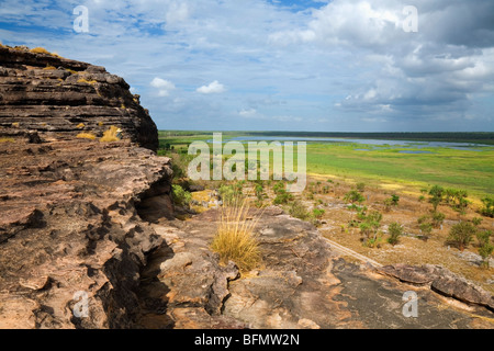 L'Australie, Territoire du Nord, le Parc National de Kakadu. Vue sur la plaine de l'Aboriginal Nadab site d'Ubirr. (PR) Banque D'Images