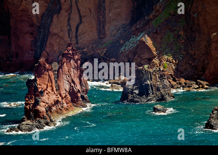 Le Portugal, l'Ilha da Madeira, Funchal,, Canical. La spectaculaire côte rocheuse de Canical. Banque D'Images