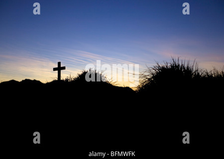 L'île de Géorgie du Sud, Cumberland Bay. Lever du soleil et la croix érigée par Sir Ernest Shackeltons crew comme un mémorial à sa mort. Banque D'Images