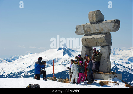 Le Canada, de la Colombie-Britannique, Whistler, lieu des Jeux Olympiques d'hiver de 2010, un Inuit Inukshuk statue en pierre et pic de Black Tusk Banque D'Images