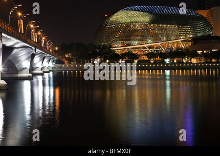 Singapour, la nuit vue sur l'Esplanade Theatres on the Bay conçu par DP Architects et l'esplanade du pont. Banque D'Images