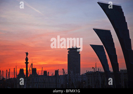 Espagne, Catalogne, Barcelone, la Barceloneta, la sculpture au coucher du soleil avec marina de Barcelone et la Statue de Colom en arrière-plan. Banque D'Images