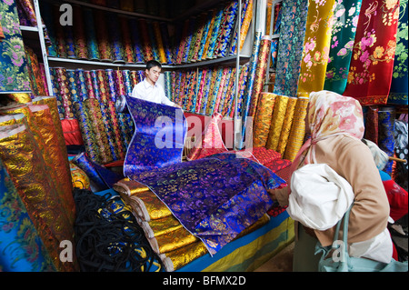 La Chine, la Province du Xinjiang, Kashgar, soie Stands, marché du dimanche Banque D'Images