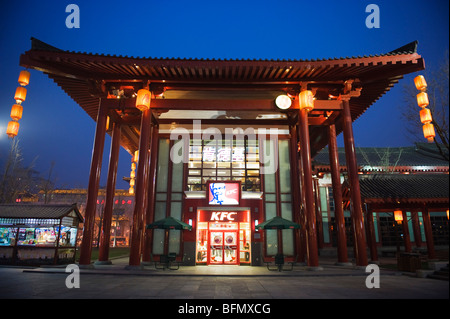 Chine, Province du Shaanxi, Xi'an, KFC Kentucky Fried Chicken en sortie de style traditionnel chinois Banque D'Images