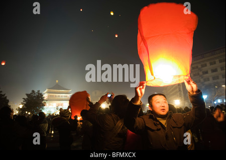 Chine, Province du Shaanxi, Xi'an, lanternes d'être libérés dans le ciel le soir du Réveillon Banque D'Images