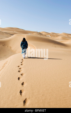 Chine, province de Ningxia, Shapotou, une fille qui marche dans le sable, dunes de sable du désert Tengger (MR) Banque D'Images