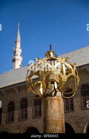 Syrie, Damas, la Mosquée des Omeyyades. Une décoration en bronze se dresse dans la cour de la magnifique Mosquée des Omeyyades Banque D'Images