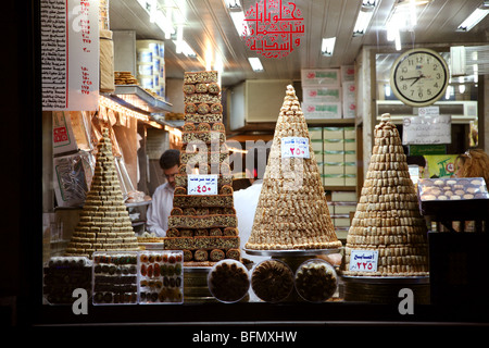 La Syrie, Damas. Baclava et autres pâtisseries Syriennes et le traite d'une manière ordonnée empilés dans une pâtisserie fenêtre. Banque D'Images