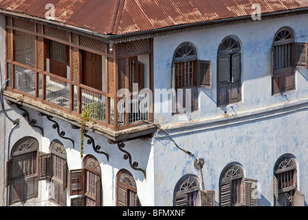 La Tanzanie, Zanzibar, Stone Town. Les vieux bâtiments de style à Zanzibar Stone Town s.. Banque D'Images