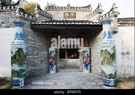 La Chine, la province de Jiangxi, Jingdezhen ville la maison de la Chine, Qing Ming et usine de poterie ancienne Banque D'Images