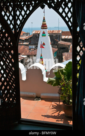 La Tanzanie, Zanzibar, Stone Town. La tour du Temple hindou Shiva Shakti vu à travers une arcade de l'établissement boutique hotel 236 Hurumzi Banque D'Images