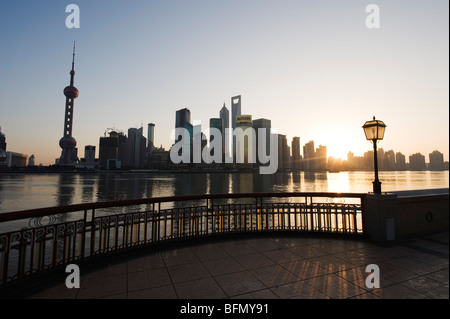 La Chine, Shanghai, Pudong New Area, Oriental Pearl Tower et toits de Pudong Banque D'Images