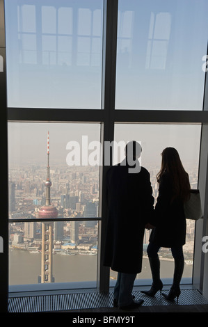 La Chine, Shanghai, Pudong New Area, un couple à la recherche de la vue depuis la Tour des Finances internationales Banque D'Images