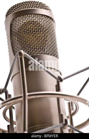 Close-up d'une grande membrane microphone dans une suspension sur un fond blanc. Banque D'Images